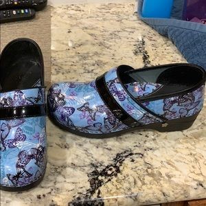 dansko butterfly clogs